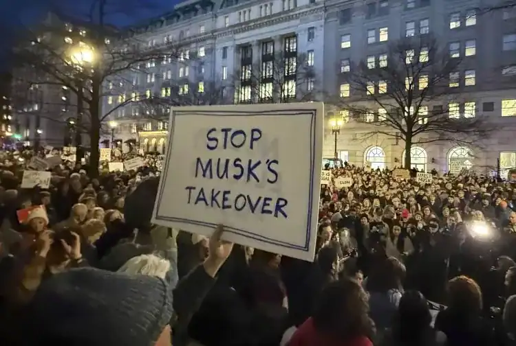Varias personas protestan durante un mitin afuera del Departamento del Tesoro, en Washington, contras las políticas de Elon Musk. (AP/JOSE LUIS MAGANA)