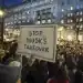Varias personas protestan durante un mitin afuera del Departamento del Tesoro, en Washington, contras las políticas de Elon Musk. (AP/JOSE LUIS MAGANA)