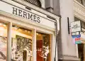 Londres, Reino Unido, 13 de septiembre de 2024: Hermes frente a la tienda y escaparate. Ubicado en 1213 Royal Exchange, Londres EC3V 3LL. Distribuidor de gama alta que lleva la ropa, los bolsos y las bufandas de la marca de lujo.