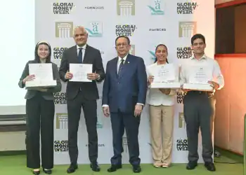 El Banco Central premió a estudiantes en la XII edición del concurso “Economistas del Futuro” que fomenta la educación financiera en jóvenes de secundaria.