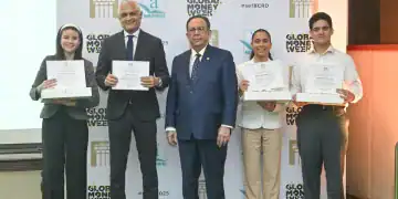 El Banco Central premió a estudiantes en la XII edición del concurso “Economistas del Futuro” que fomenta la educación financiera en jóvenes de secundaria.