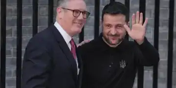 El primer ministro británico, Keir Starmer, a la izquierda, recibe al presidente de Ucrania, Volodymyr Zelenskyy, en Downing Street, Londres, Inglaterra, el sábado 1 de marzo de 2025. (AP Foto/Kin Cheung)