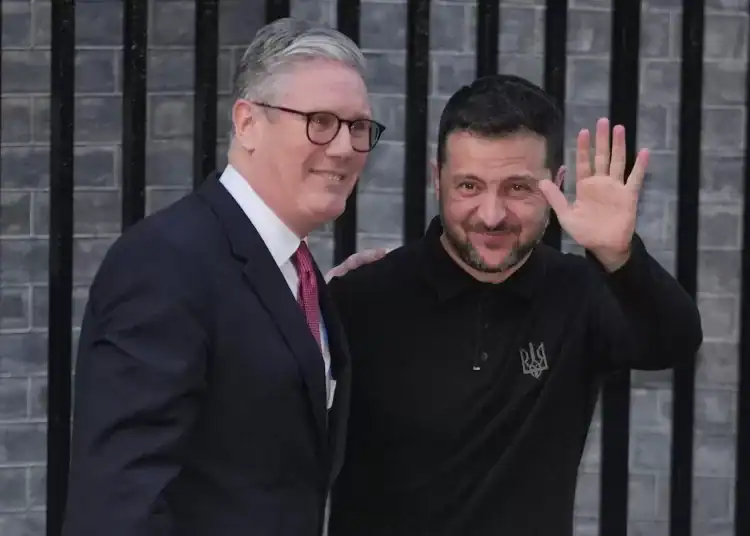 El primer ministro británico, Keir Starmer, a la izquierda, recibe al presidente de Ucrania, Volodymyr Zelenskyy, en Downing Street, Londres, Inglaterra, el sábado 1 de marzo de 2025. (AP Foto/Kin Cheung)