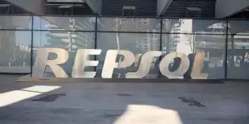 Fachada de la sede de Repsol / JESÚS HELLÍN / EUROPA PRESS - ARCHIVO