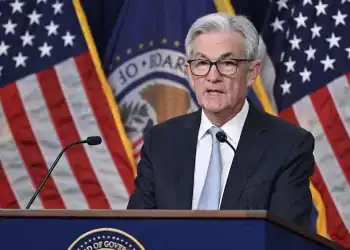 Jerome Powell, presidente de la FED, en una rueda de prensa. Imagen cortesía de perfil de la FED en Flickr,