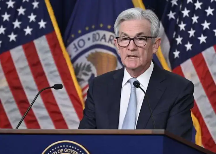 Jerome Powell, presidente de la FED, en una rueda de prensa. Imagen cortesía de perfil de la FED en Flickr,