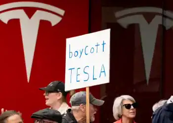 Pancarta de boicot contra Tesla