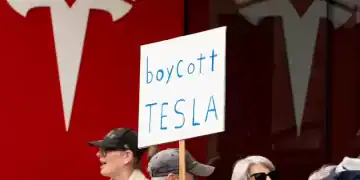 Pancarta de boicot contra Tesla