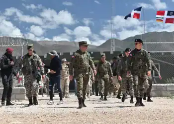 Ministro de Defensa supervisa avances de la verja fronteriza