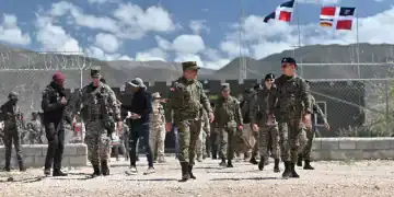 Ministro de Defensa supervisa avances de la verja fronteriza