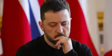 El presidente ucraniano Volodymyr Zelenskyy participa en una sesión plenaria durante la cumbre sobre Ucrania y la seguridad europea en Lancaster House, el domingo 2 de marzo de 2025, en Londres. (Sean Kilpatrick/The Canadian Press vía AP)