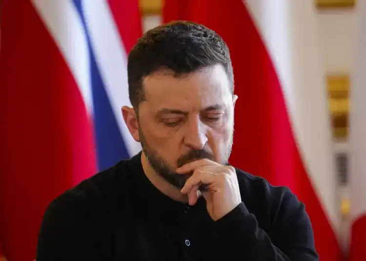 El presidente ucraniano Volodymyr Zelenskyy participa en una sesión plenaria durante la cumbre sobre Ucrania y la seguridad europea en Lancaster House, el domingo 2 de marzo de 2025, en Londres. (Sean Kilpatrick/The Canadian Press vía AP)