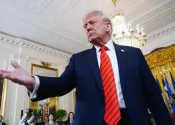 Fotografía de archivo del presidente estadounidense, Donald Trump, habla ante invitados en la Casa Blanca en Washington, DC, Estados Unidos. EFE/EPA/Bonnie Cash