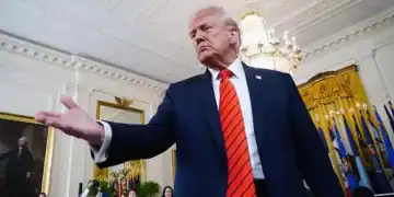 Fotografía de archivo del presidente estadounidense, Donald Trump, habla ante invitados en la Casa Blanca en Washington, DC, Estados Unidos. EFE/EPA/Bonnie Cash