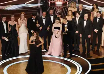 La productoraSamantha Quanrecibe el Oscar por Mejor Película por "Anora" REUTERS/Carlos Barria