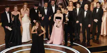 La productoraSamantha Quanrecibe el Oscar por Mejor Película por "Anora" REUTERS/Carlos Barria