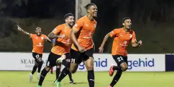 Carlos-Ventura-autor-del-gol-ganadfor-ffesteja-junto-a-sus-compoaneros