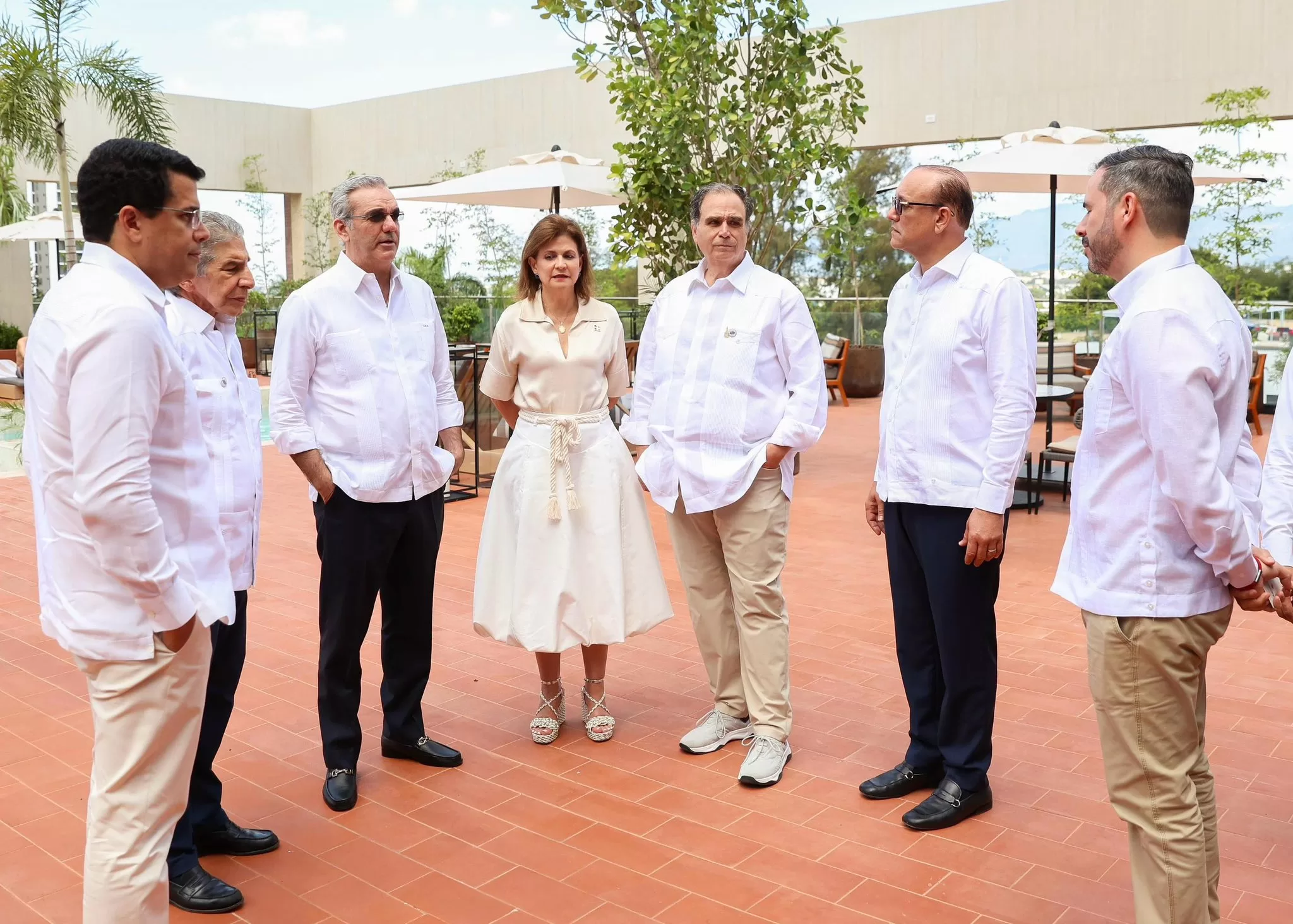 Presidente Abinader, Vicepresidenta Raquel Peña y Ministro de Turismo David Collado con empresarios de Santiago en la Inauguración del Nuevo Hotel Hilton