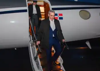 Presidente Luis Abinader viajando del avión llegando a Washington