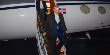 Presidente Luis Abinader viajando del avión llegando a Washington