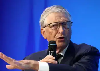 Bill Gates prevé que la IA hará accesible la tutoría educativa y la atención médica de alta calidad para todos. (REUTERS/Stephanie Lecocq)