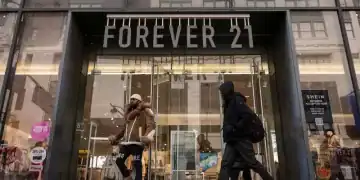Forever 21 se declara en quiebra tras años de malos resultados.Es la segunda vez que la marca de ropa se declara en quiebra. La primera, en 2019, estuvo plagada de pugnas internas, dejó a los acreedores con pocas posibilidades de recuperación y provocó el cierre de cientos de establecimientos que tenía en su apogeo.(Yuki Iwamura)