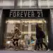 Forever 21 se declara en quiebra tras años de malos resultados.Es la segunda vez que la marca de ropa se declara en quiebra. La primera, en 2019, estuvo plagada de pugnas internas, dejó a los acreedores con pocas posibilidades de recuperación y provocó el cierre de cientos de establecimientos que tenía en su apogeo.(Yuki Iwamura)