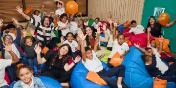 Niños que disfrutaron ya prendiendo de los cuentos acerca del ahorro en la SE