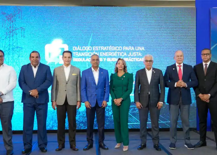 Panelistas del dialogo para la transformación energética