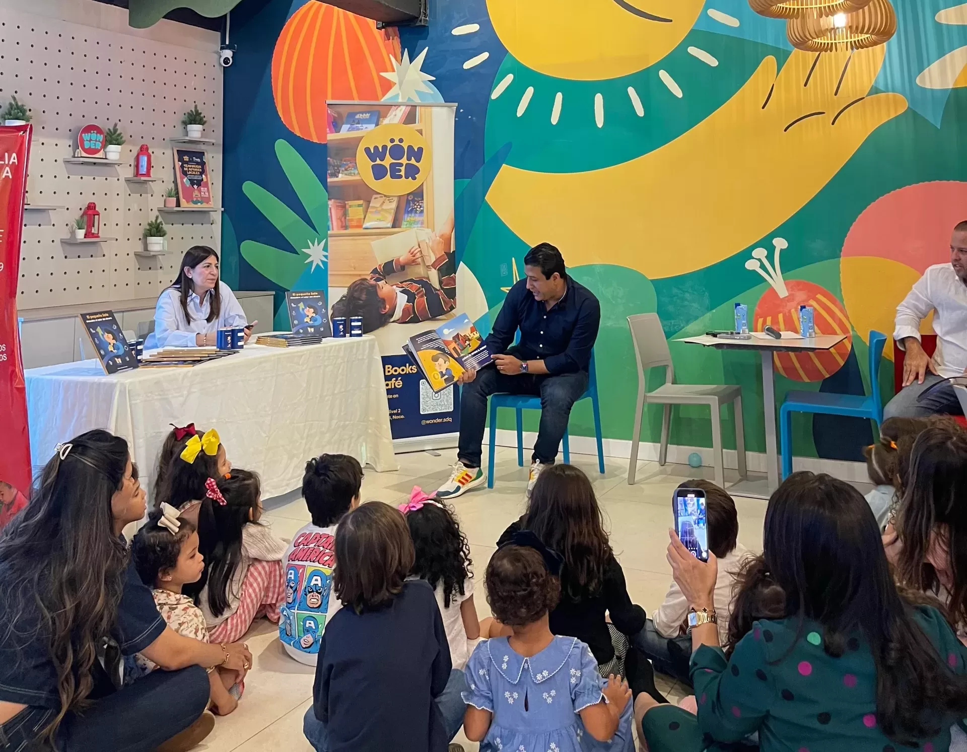 Lanzamiento de "El pequeño Salo descubre el valor del dinero" en Wonder Books & Play Café