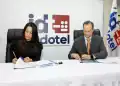 La directora ejecutiva del INDOTEL, Julissa Cruz, junto al gerente general y representante legal de Fiduciaria Popular