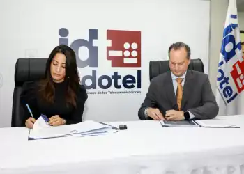 La directora ejecutiva del INDOTEL, Julissa Cruz, junto al gerente general y representante legal de Fiduciaria Popular