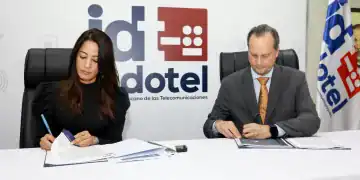 La directora ejecutiva del INDOTEL, Julissa Cruz, junto al gerente general y representante legal de Fiduciaria Popular