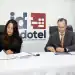 La directora ejecutiva del INDOTEL, Julissa Cruz, junto al gerente general y representante legal de Fiduciaria Popular