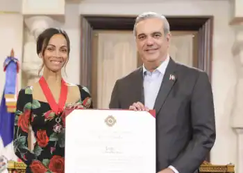 El presidente Abinader reconoció a la actriz Zoe Saldaña con la Orden Heráldica de Cristóbal Colón