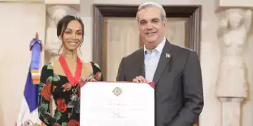 El presidente Abinader reconoció a la actriz Zoe Saldaña con la Orden Heráldica de Cristóbal Colón