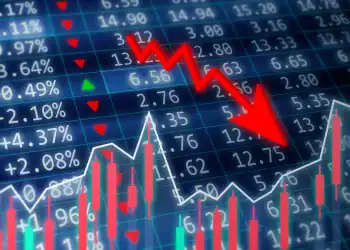 El concepto de caída del mercado de valores. Datos financieros en un monitor con flecha verde subiendo y gráfico rojo, verde de la barra de velas sobre fondo oscuro