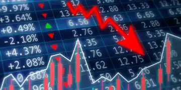 El concepto de caída del mercado de valores. Datos financieros en un monitor con flecha verde subiendo y gráfico rojo, verde de la barra de velas sobre fondo oscuro