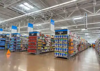 : El departamento de compras está dentro de una tienda local Walmart Super Center. / Shuterstock vía DIARIO FIANCIERO