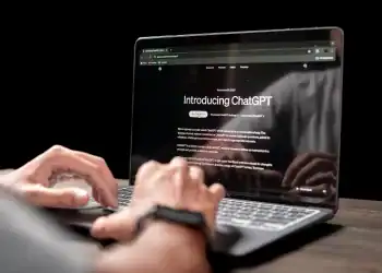 Vista de cerca del Sitio web de chat GPT AI en una pantalla de ordenador portátil operado por un hombre adulto