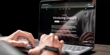 Vista de cerca del Sitio web de chat GPT AI en una pantalla de ordenador portátil operado por un hombre adulto