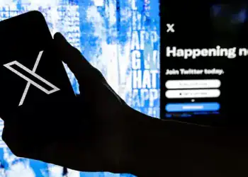 Imagen de un usuario sosteniendo un teléfono