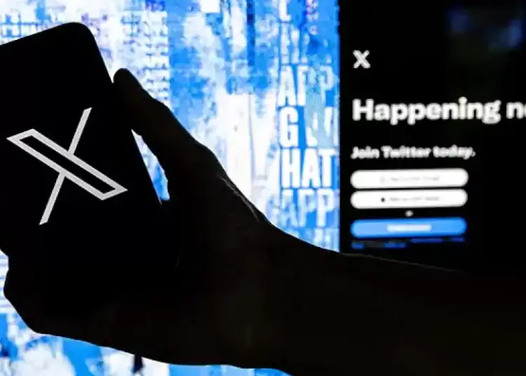 Imagen de un usuario sosteniendo un teléfono