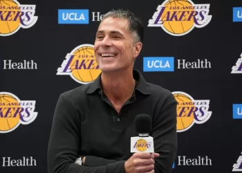 Lakers Ascienden a Rob Pelinka y Renuevan Su Contrato