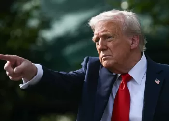 Donald Trump señala enfáticamente al responder preguntas sobre la Universidad de Harvard en conferencia de prensa