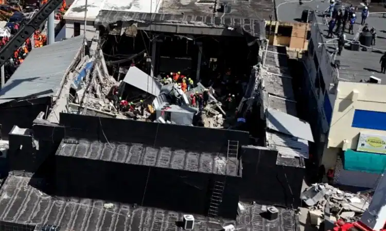 El techo derrumbado de la discoteca. - Reuters