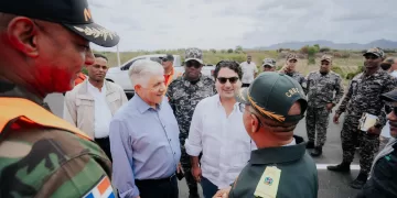 Eduardo Estrella y Hostos Rizik en la habilitación de la circunvalación de Baní