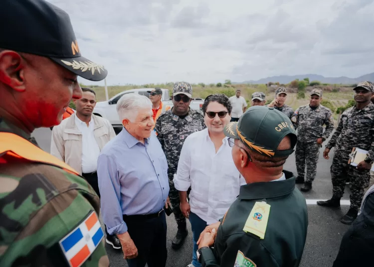 Eduardo Estrella y Hostos Rizik en la habilitación de la circunvalación de Baní