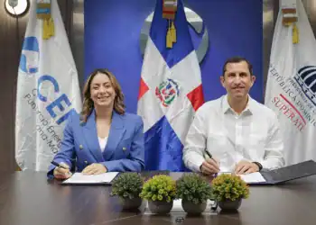 Gloria Reyes, directora general de Supérate y Roberto Herrera, gerente país de CEPM