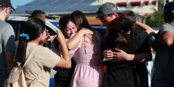 La gente llora y se abraza cerca del club nocturno Jet Set en Santo Domingo